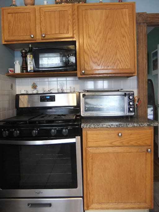 New gas stove and oven, with grilltop