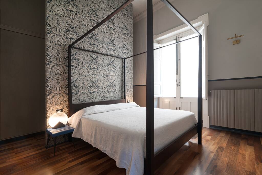 Suite Principale.
Pavimento in Noce Nazionale, Letto a Baldacchino e carta da parato Farrow & Ball