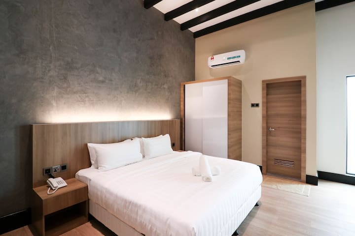 King Bed & Private Bathroom, 8 Mins to Jonker