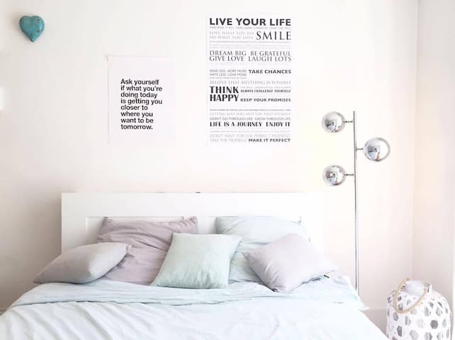 charming cozy room with balcony.(Gare 1 min. only)