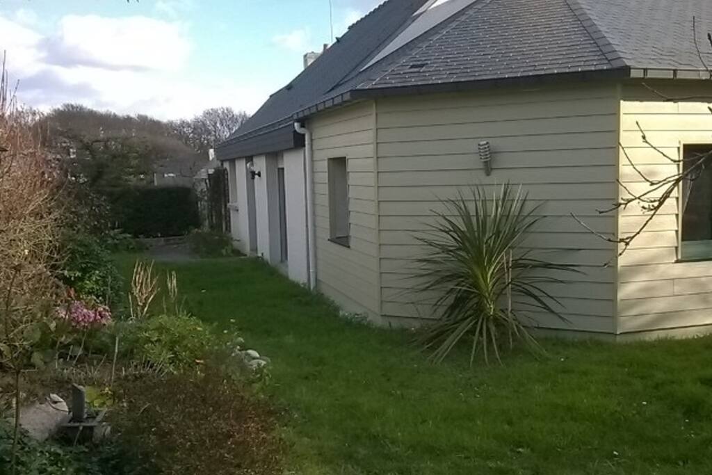 L'entrée vue du jardin.