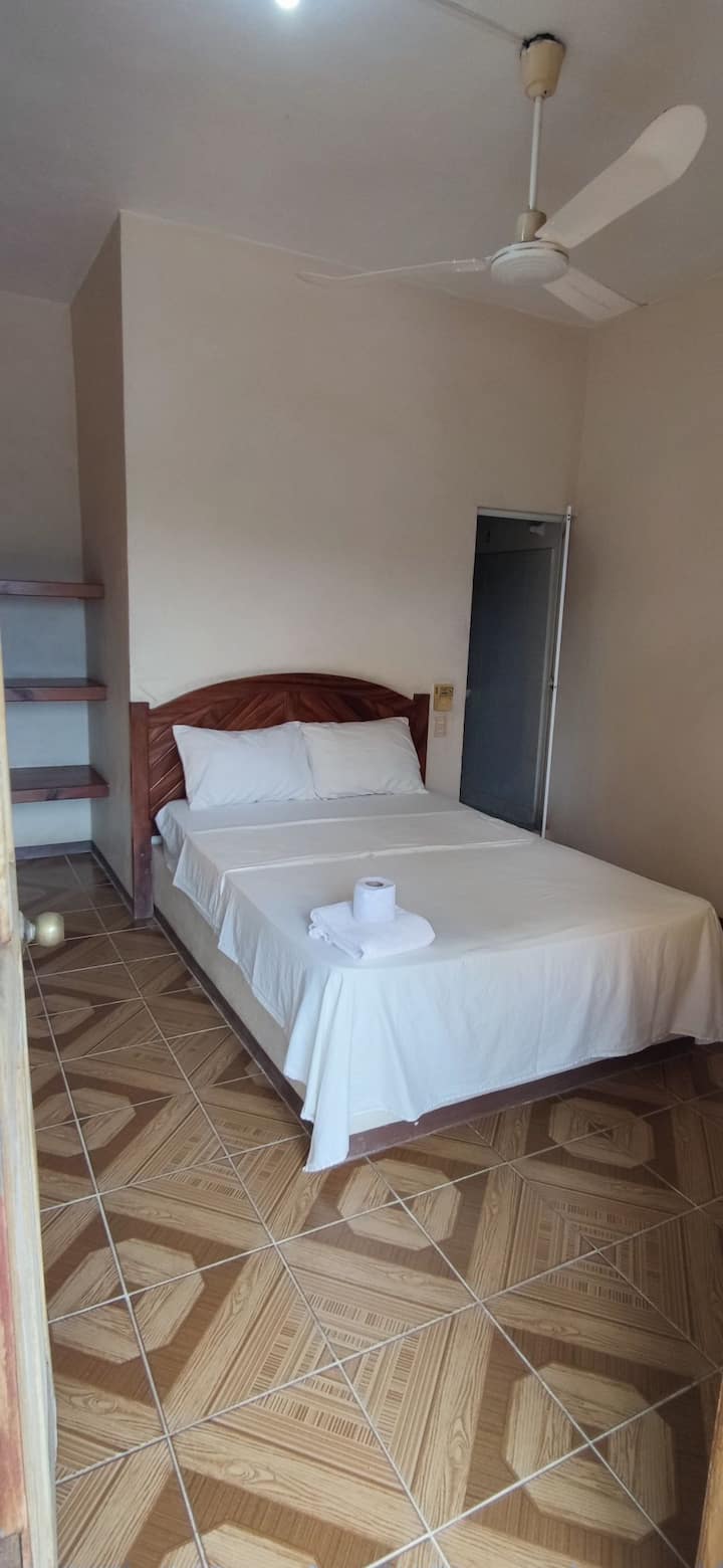 Ein Doppelzimmer mit privatem Badezimmer und Ventilator - Airbnb