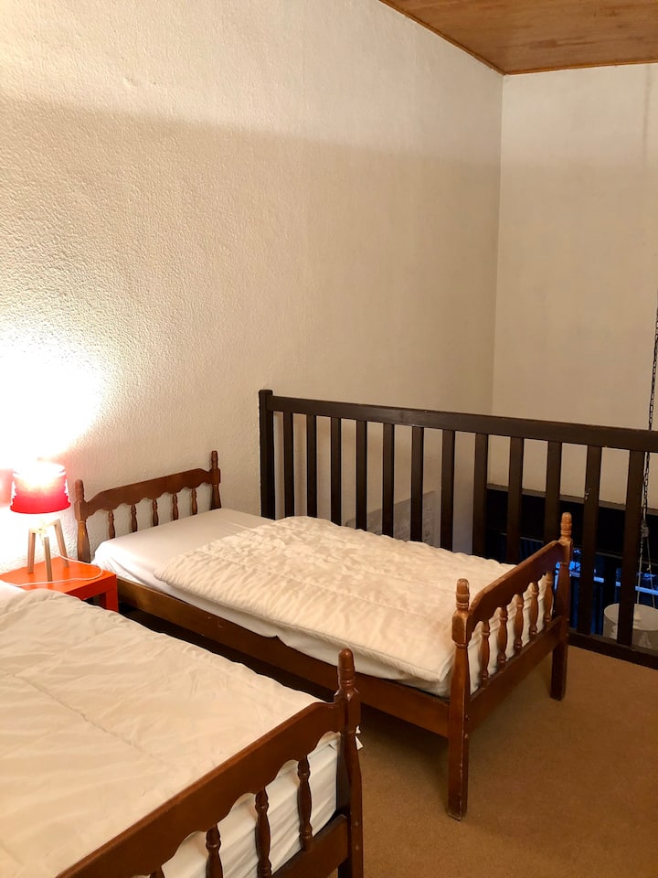  Spálňa sa otvára do medziposchodia a stanice, 2 jednolôžka 90 cm