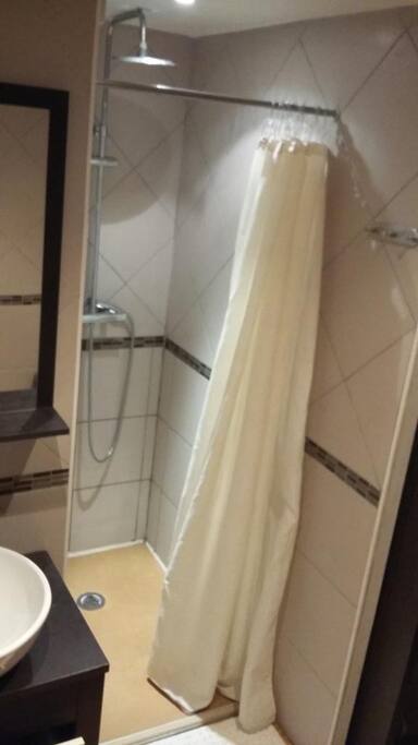 La douche (SDB accès direct de la chambre)