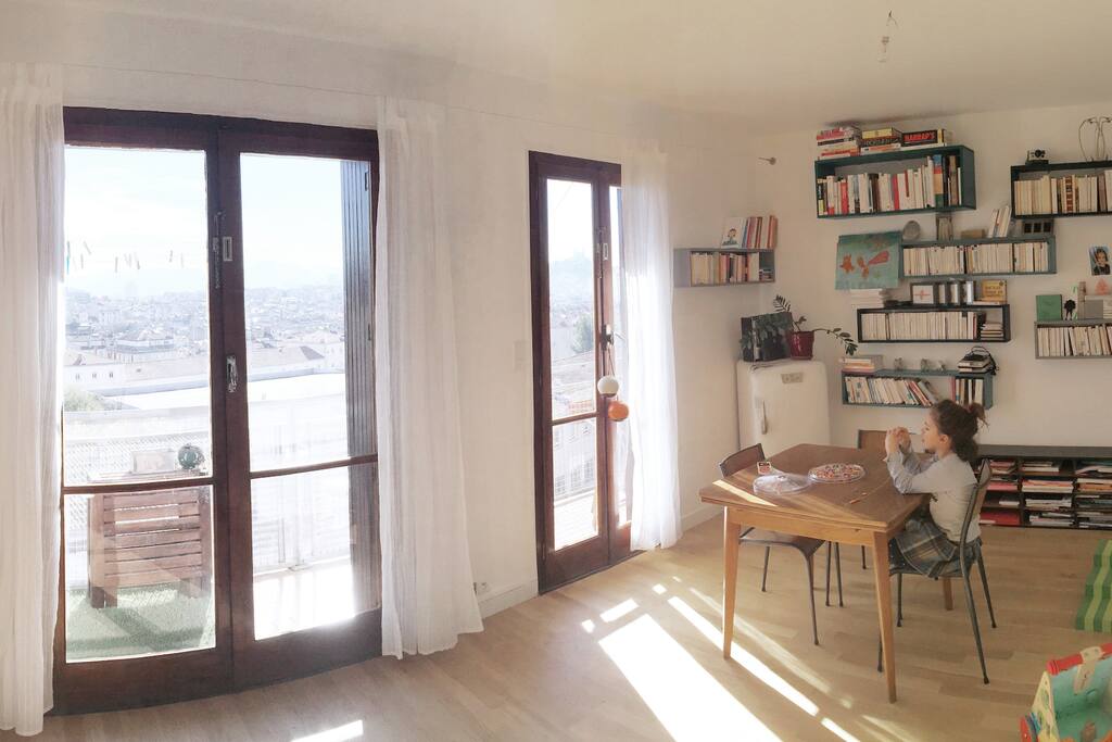 Le salon - salle à manger donnant sur le balcon terrasse (7eme étage - vue dégagée)