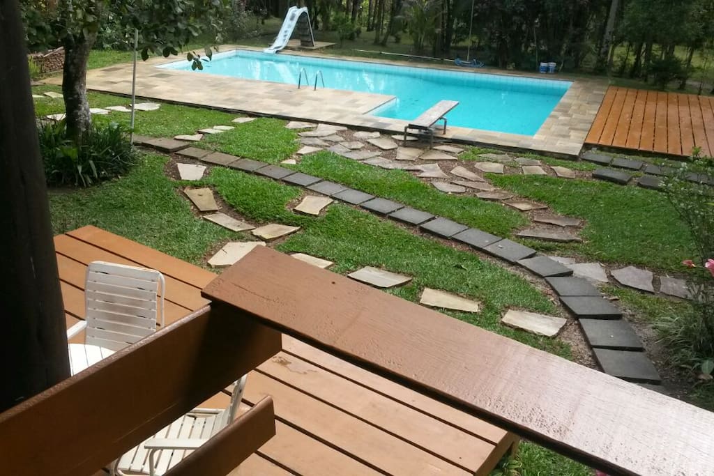 Jardim e piscina