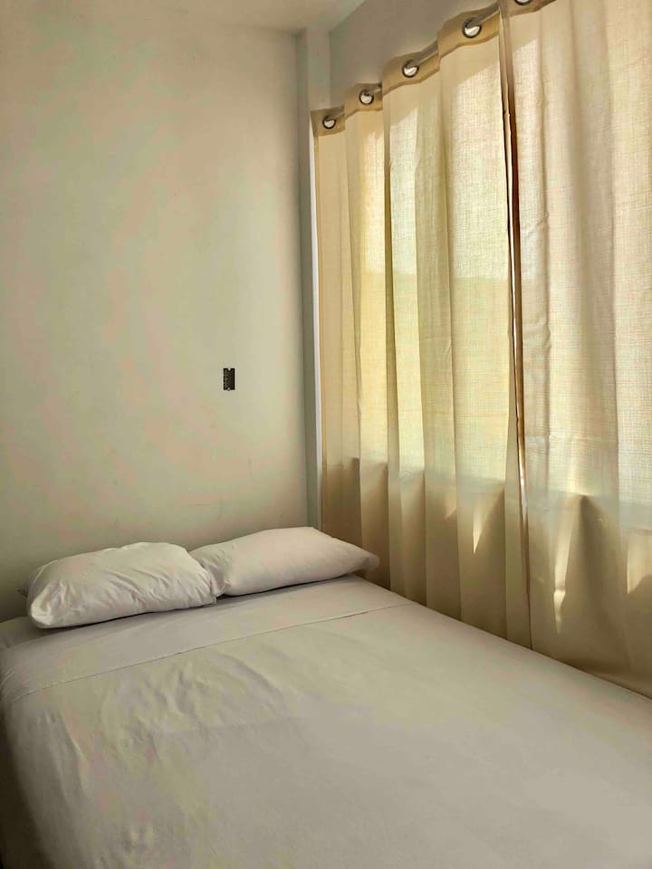 第二间卧室双人床，带独立卫生间和空调。