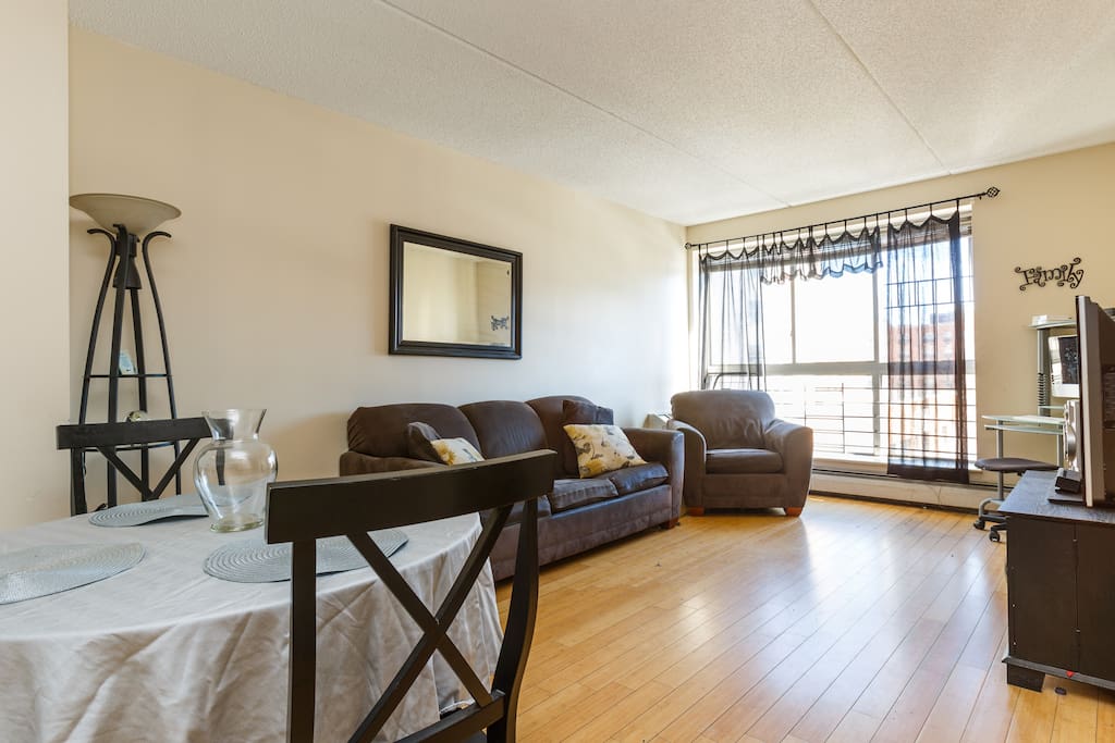 Bright, airy, comfortable Living room w/ 46inch Tv.