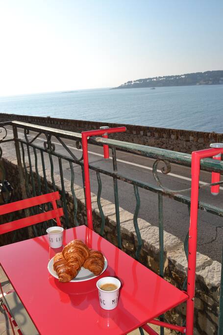 Petit déjeuner sur le balcon