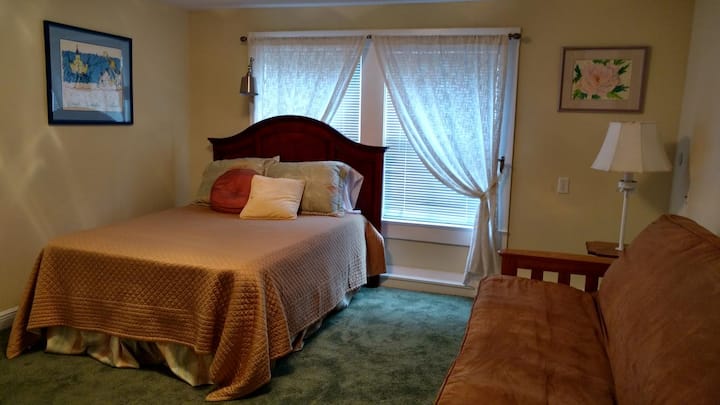 el segundo dormitorio tiene cama de tamaño completo y futón de tamaño completo.