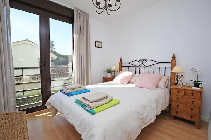 חדר שינה זוגי מרווח ומואר 