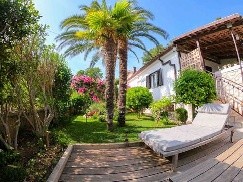 Apartment near lovely beach ( 2-4)