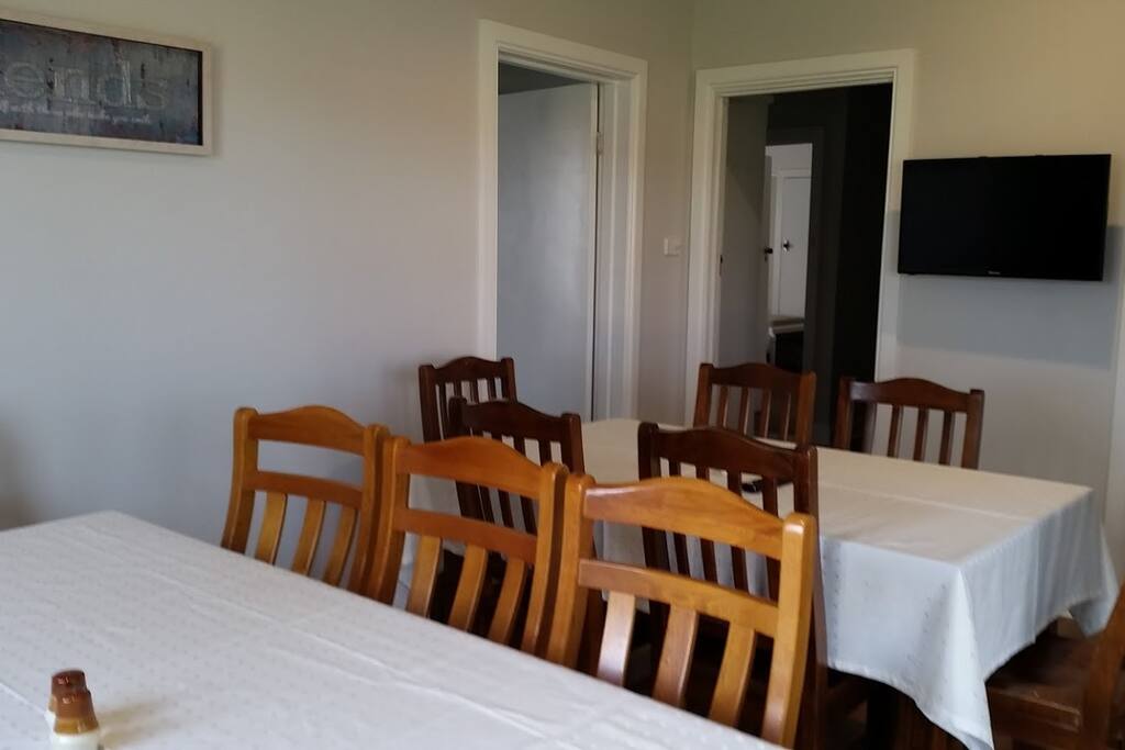 Kidston House dining room with smart tv, wifi