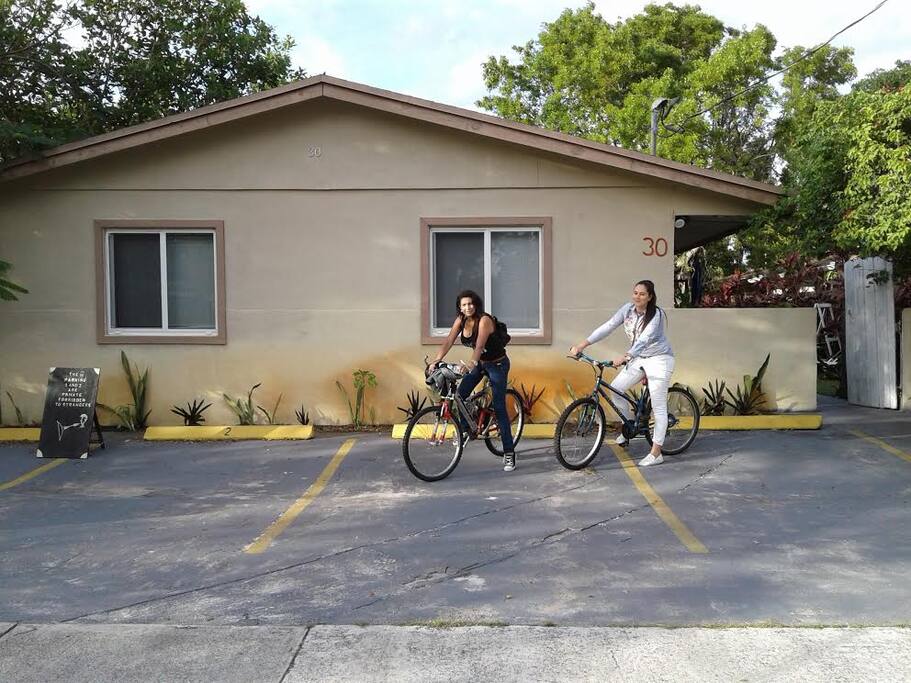 dos turistas con bicicletas rentadas de la casa ($10 por todo el dia)