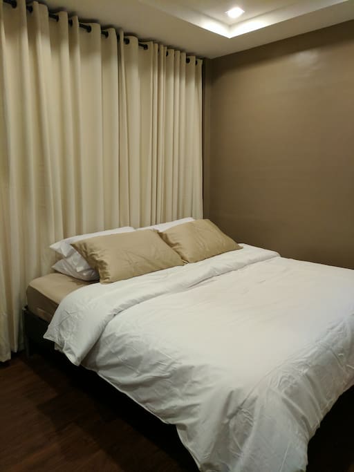 King size with comfortable memory foam mattress bed