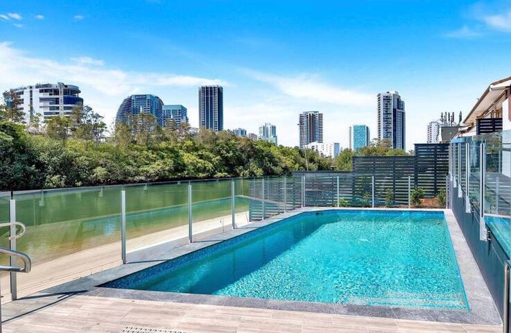 Heart of Broadbeach! Waterfront! Casino & Shopping