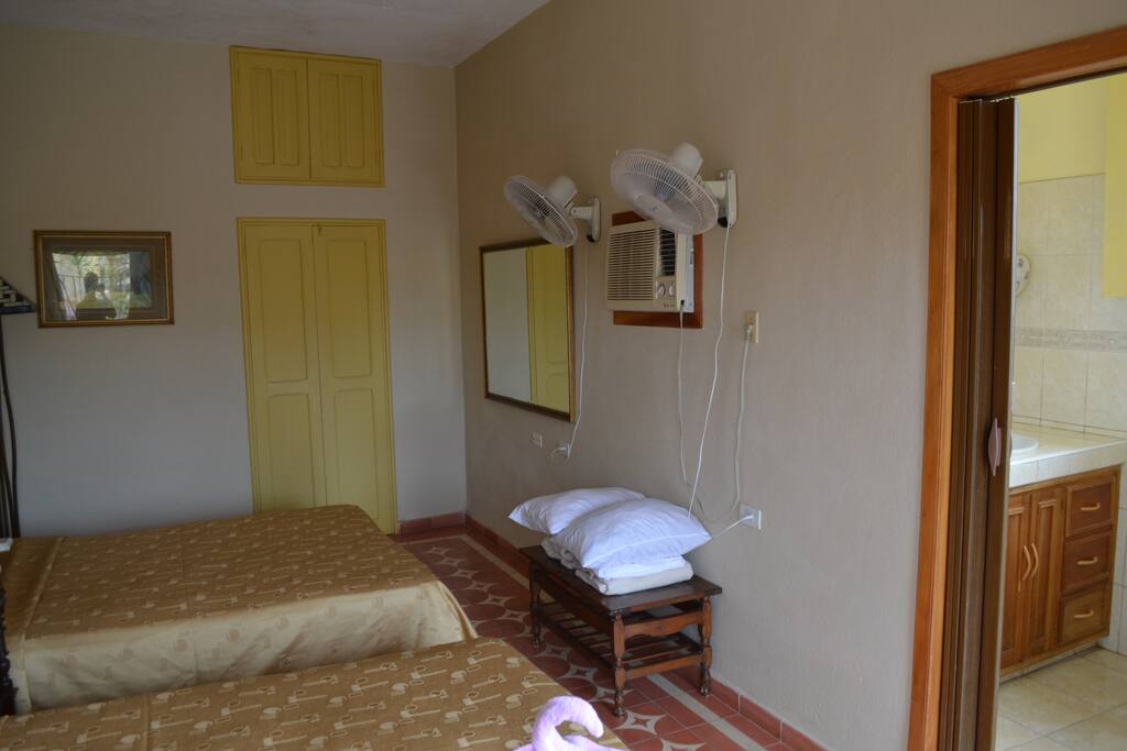 Habitación 06: amuebladas con dos camas matrimoniales y equipada con todo lo necesario para que su estancia sea placentera.
