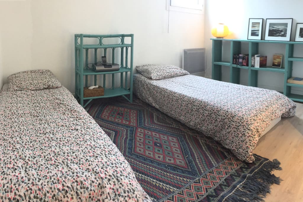 La chambre en mode: 2 petits lits