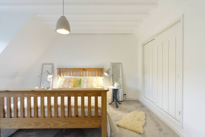 Nádherná dvojlôžková izba na 2. poschodí, manželská posteľ veľkosti King, veľmi súkromná, s novou vlastnou kúpeľňou a úžasným výhľadom. Oveľa priestrannejšia, ako sa zdá na tejto fotke!