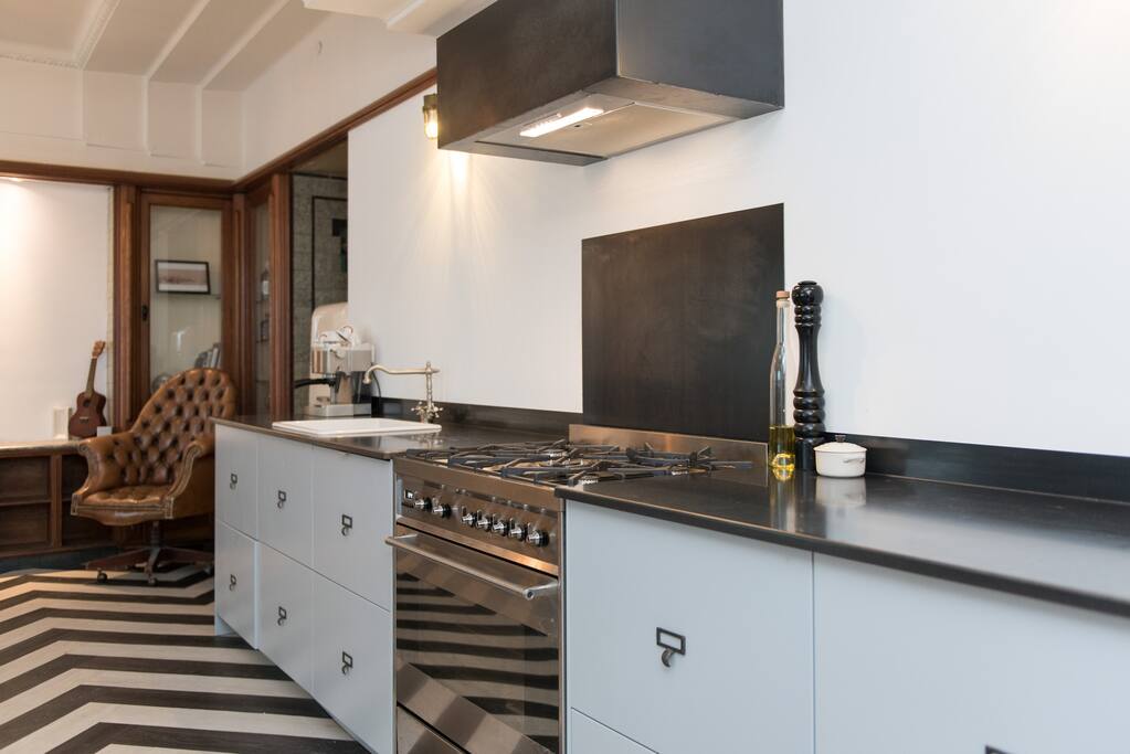 A chef's dream, large range oven
