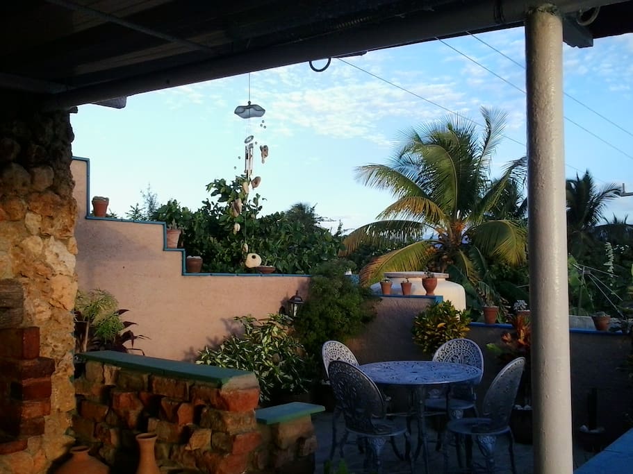 Terraza inicial de la casa.