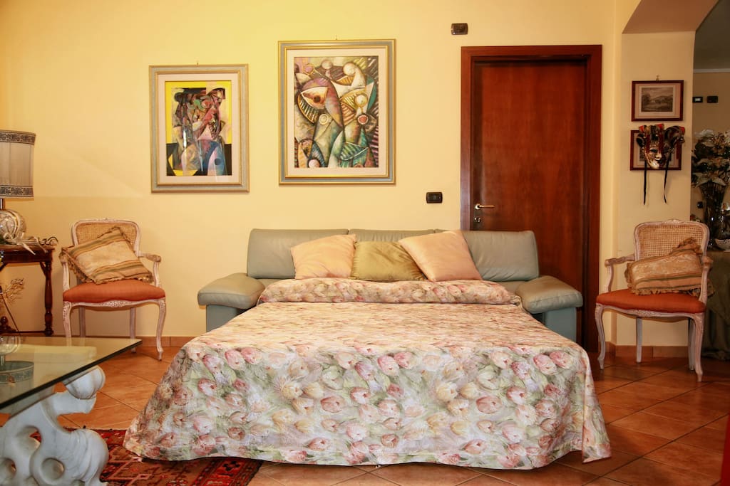 Camera con divano letto matrimoniale