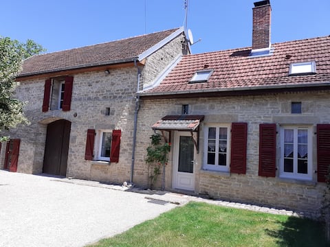Annonce Airbnb populaire: The Sennevoy House à Yonne