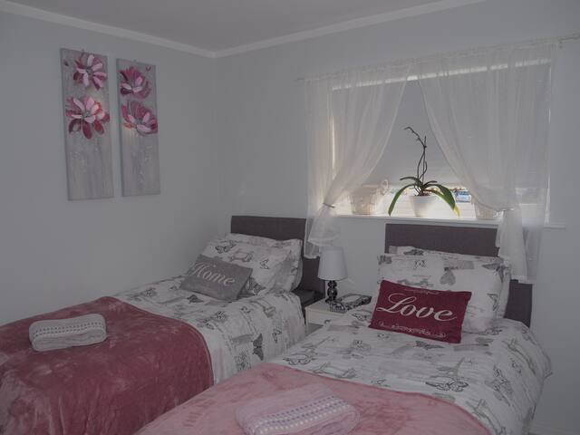 Bright double/twin en-suiteTV, breakfast, parking