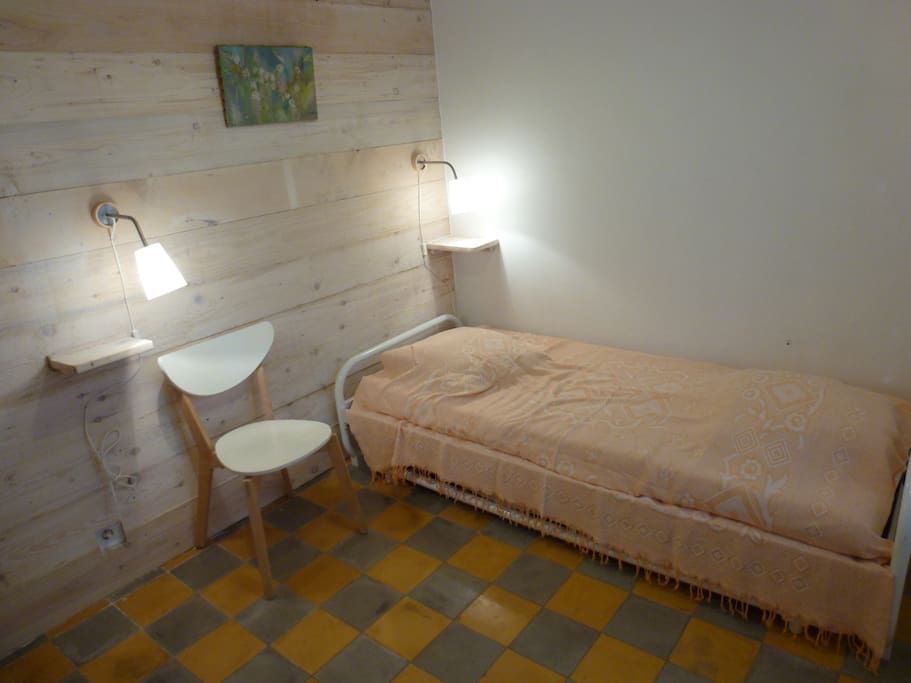 chambre avec 2 lits