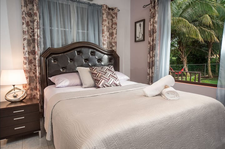 חדר שינה קדמי - מיטת קווין סייז עם מאוורר ומזגן