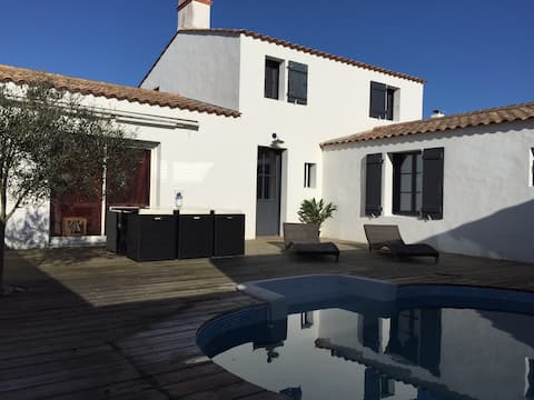 Charming House with Pool 200 m from the beach