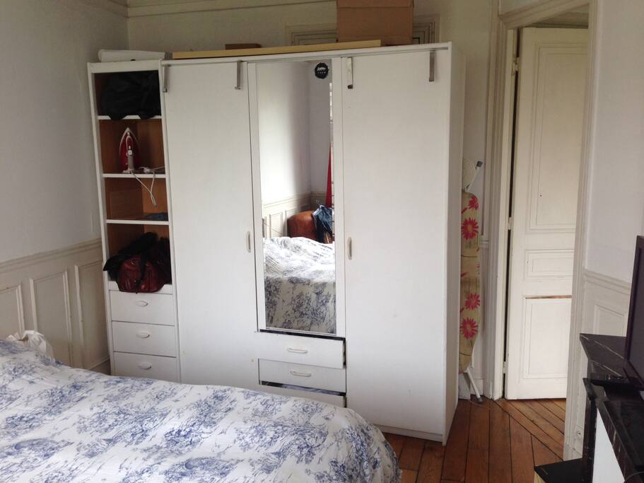 La chambre avec ses nombreux rangement