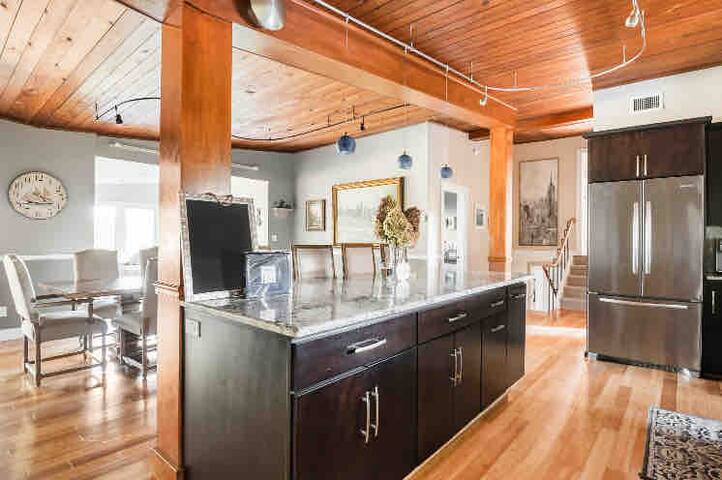 Ocean Road Residence – Walk to Ocean! gallery image 2