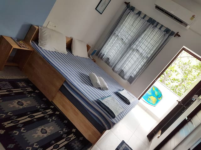 Côte d'Azur: Studio apartment for 2, French Town.