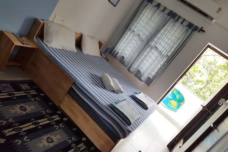 Côte d'Azur: Studio apartment for 2, French Town.