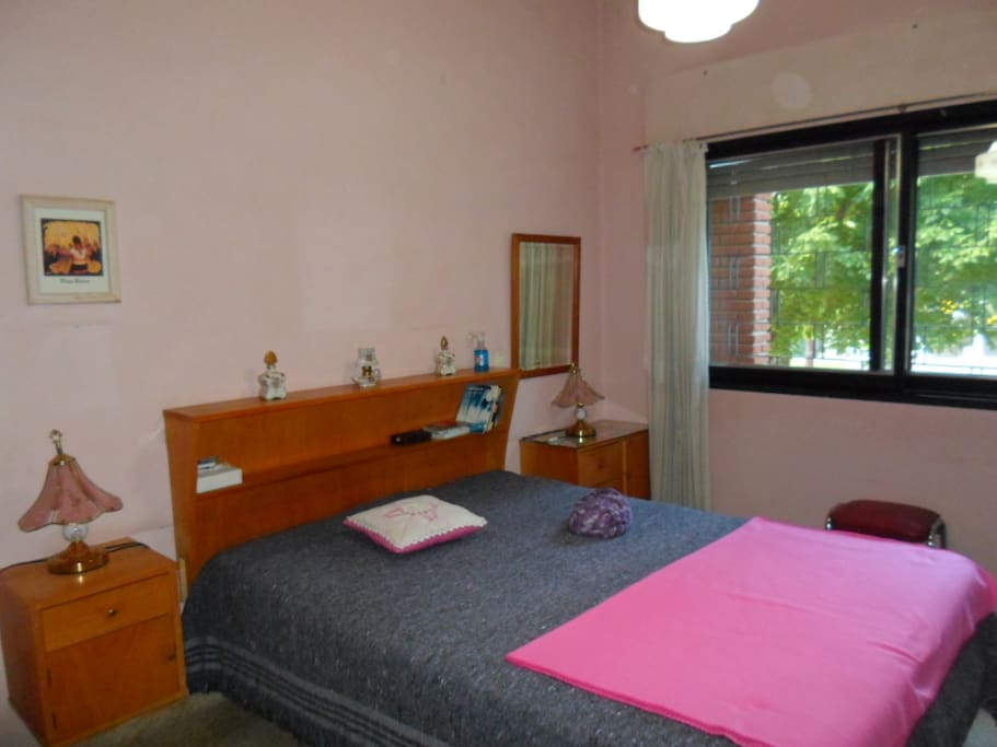 Amplia, cómoda y ventilada con cama matrimonial.