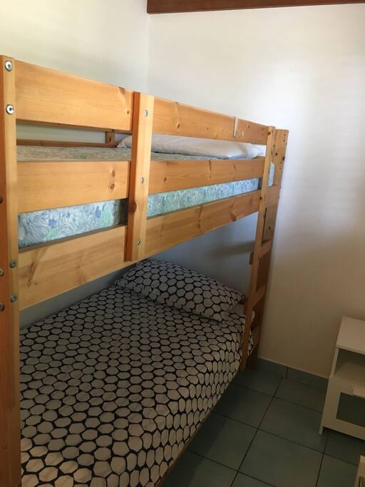 Camera da letto con letto a castello