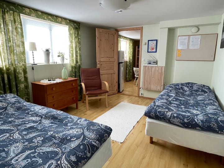 卧室配备两张单人床