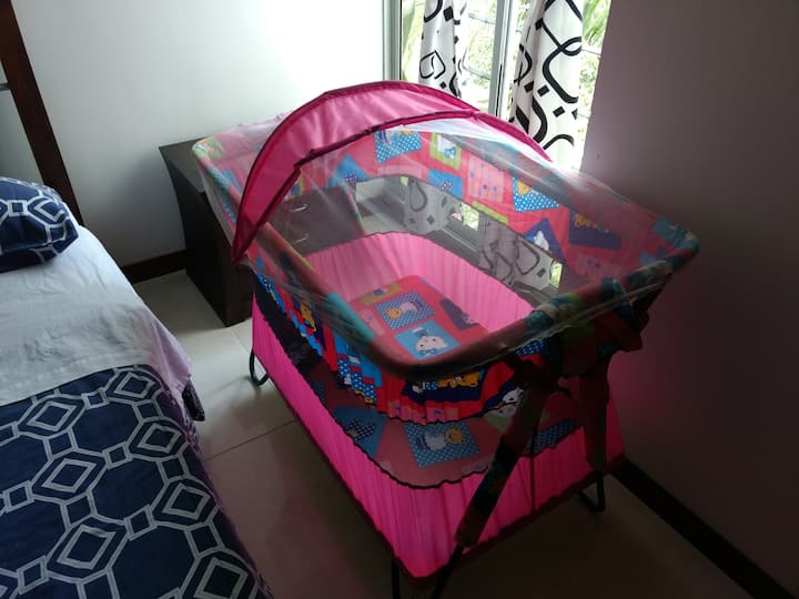 La cuna permanece guardada, singleo la sacamos a requicitud de los huéspedes./

لا يزال سرير الأطفال مخزنًا ، ولا نقوم بإخراجه إلا بناءً على طلب الضيوف./

يبقى سرير الأطفال مرتبًا ، ولا نقوم بإزالته إلا بناءً على طلب المضيفين.

