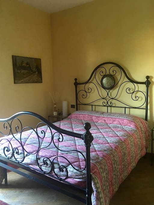 Camera con letto in ferro
