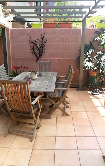 amplia terraza donde desayunar, leer, tomar el sol, disfrutar de un aperitivo...