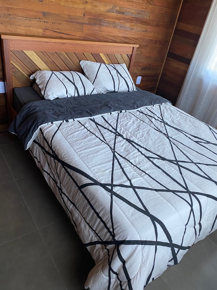 Prednja soba s bračnim krevetom (160x200) može primiti do 4 osobe.