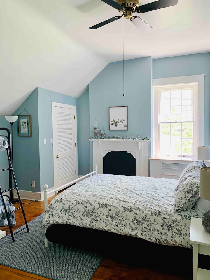 Stone House - Bedroom 2 - Queen bed and twin bunk beds