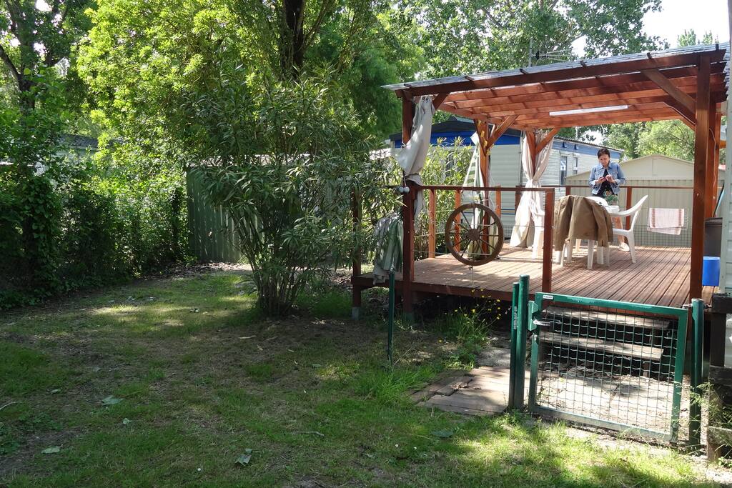 Une grande terrasse sur une grande parcelle