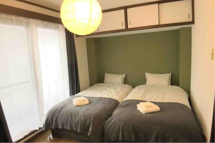 Bed room 2 (green) 

2 single beds are provided.
This room has enough space to open your suitcase.