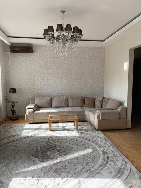 Center, 2-bedroom bright apartment