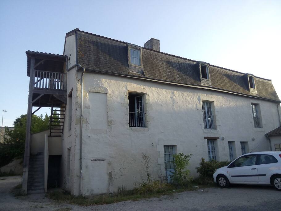 Au 2ème étage, accès par escalier extérieur au fond de la cour. Parking à 50m après l'école (pas dans la cour).