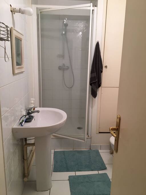 Salle de bain avec douche spacieuse.