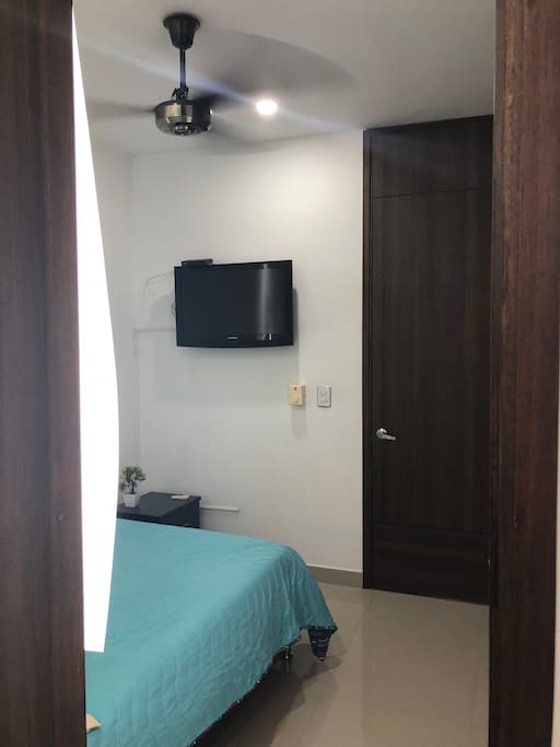 La habitación cuenta con Televisión y nochero de noche