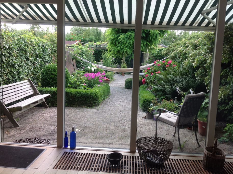 Vanuit de woonkamer naar de tuin